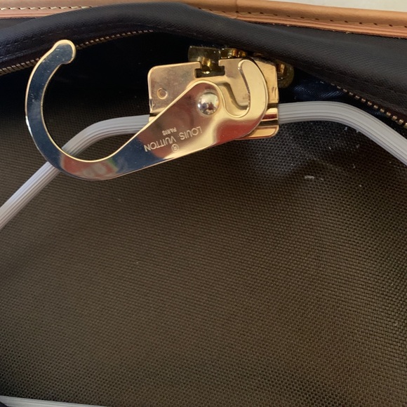 Louis Vuitton - Picture 7 of 9